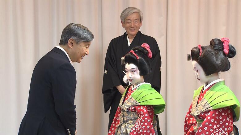 歓迎の口上を述べた小学生に話しかけられる天皇陛下