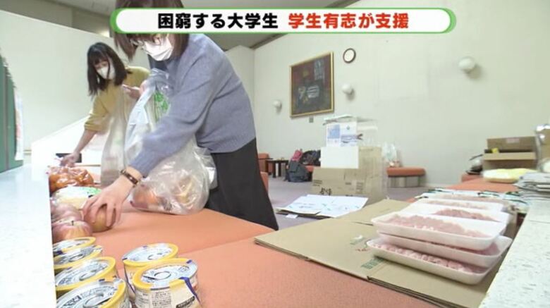 2週間分の食料を袋詰めする