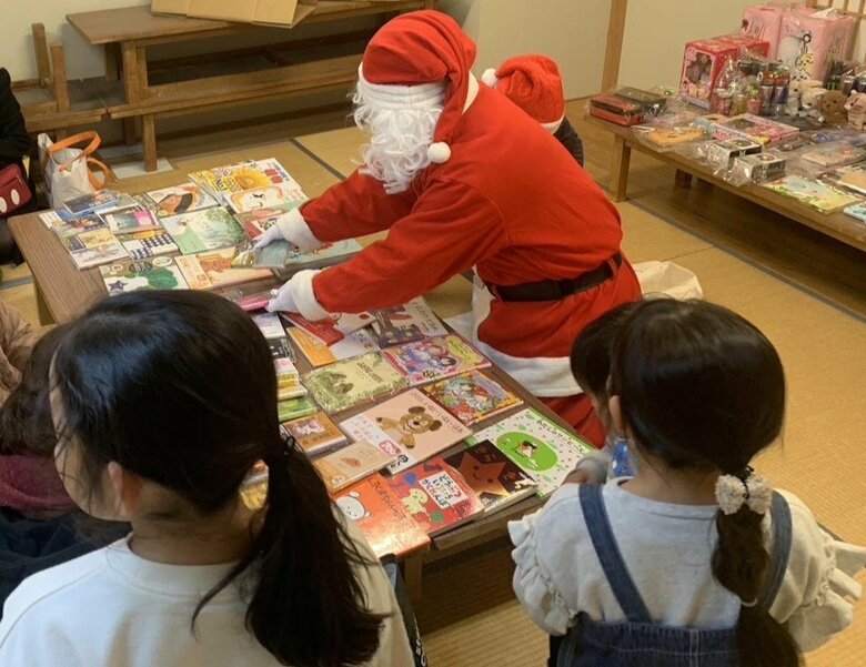 好きな作家や本を子供に広めることもできる　※画像はブックサンタの活動に参加した団体が、本を届ける様子の一例