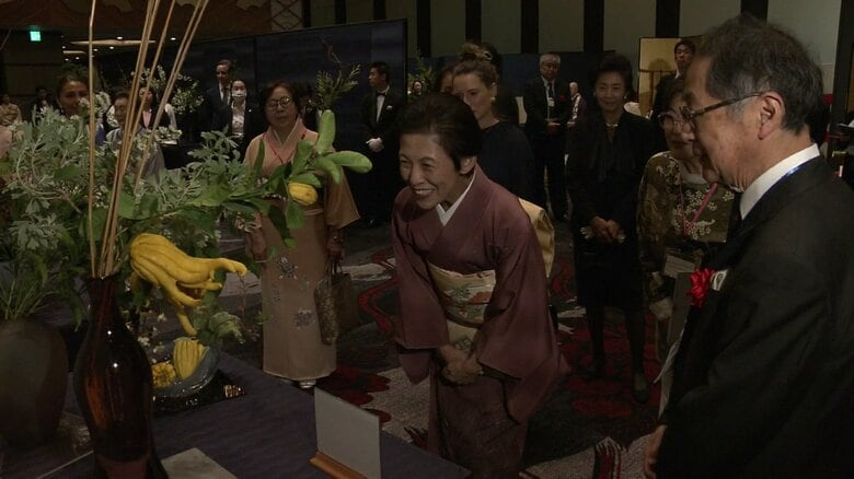 「いけばなインターナショナルフェア2025」でいけばなをご覧になる久子さま