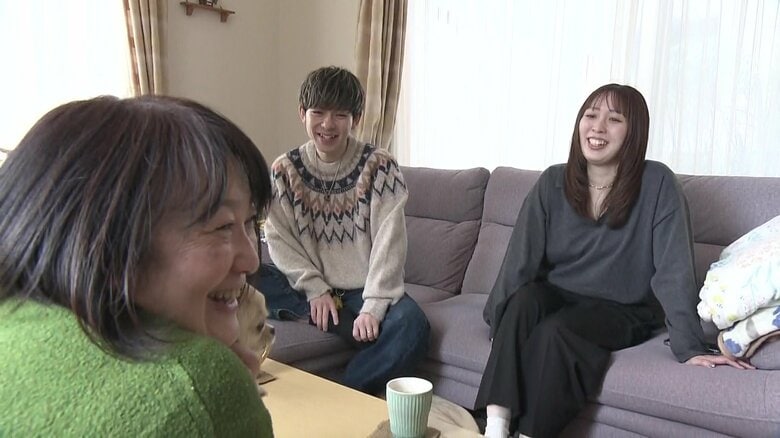 実家で母・純子さんと談笑する瑞未さん夫婦