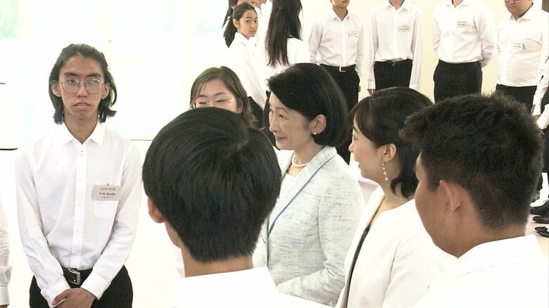 ブラジル日本語センターの生徒たちと交流される紀子さま