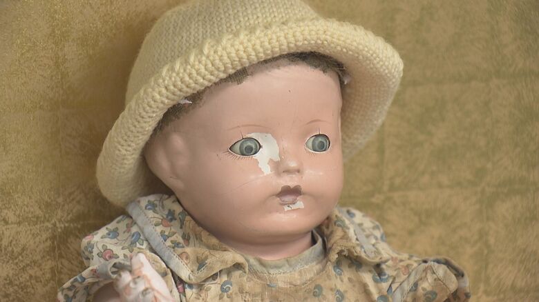 当時の傷跡が残る青い目の人形「キャサリン」
