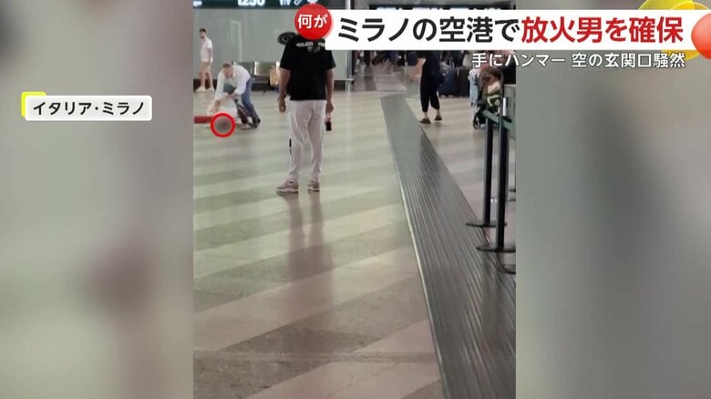 手にハンマーを持ち、スクリーン画面を殴っていた男