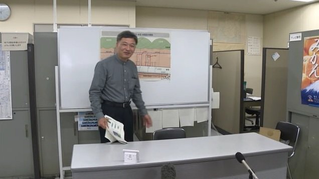 “一技術者”として会見にのぞむ難波市長