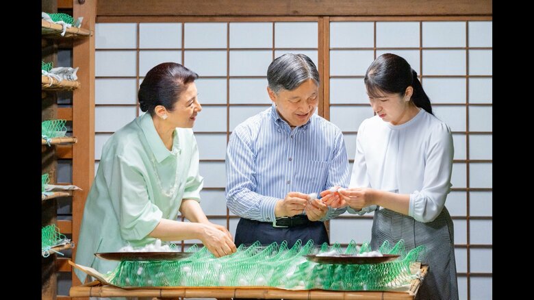 皇后さまは淡いグリーンのシャツに着替え、陛下と愛子さまとともに「繭掻き」に臨まれた（宮内庁提供）