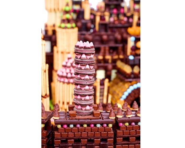 互い違いに詰まれた「アポロ」が塔に…