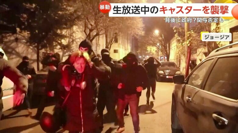 テレビ局の生放送中に、覆面集団が女性キャスターを襲う一部始終⑥