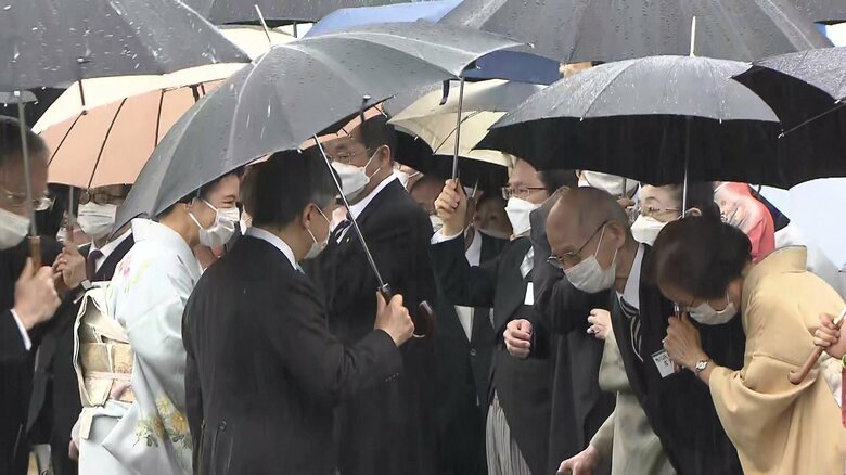 ノーベル化学賞を受賞した吉野彰さんと話される両陛下