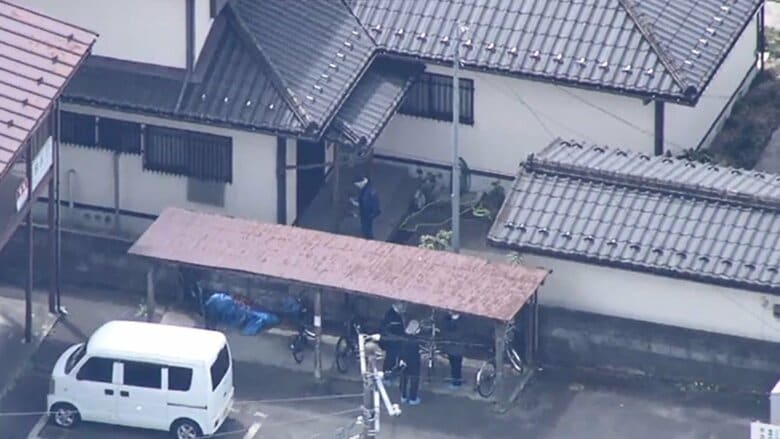事件現場となった住宅（画面奥）