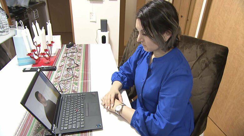 ゼレンスキー大統領の記者会見を見るカテリーナさん