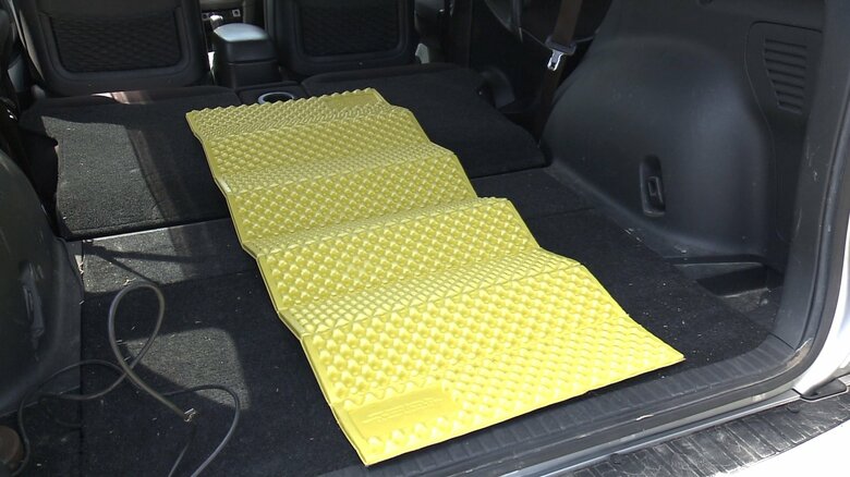 コンパクトに折りたためるマット