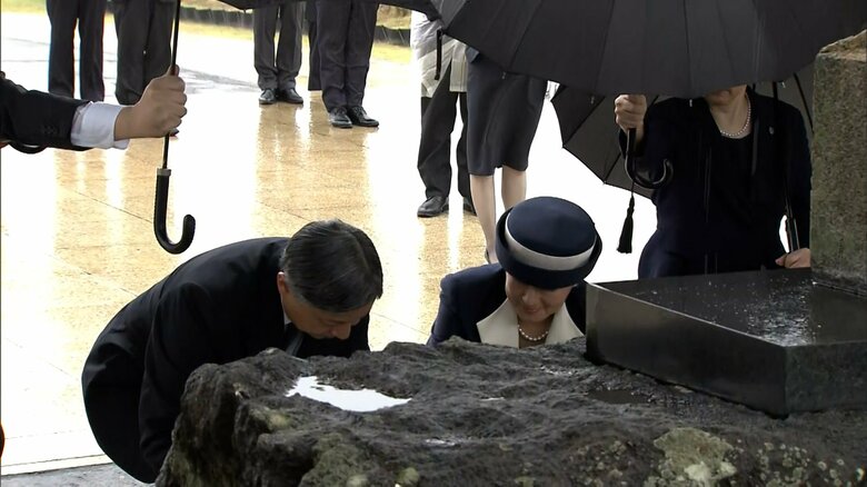 「天山慰霊碑」を訪問された天皇皇后両陛下