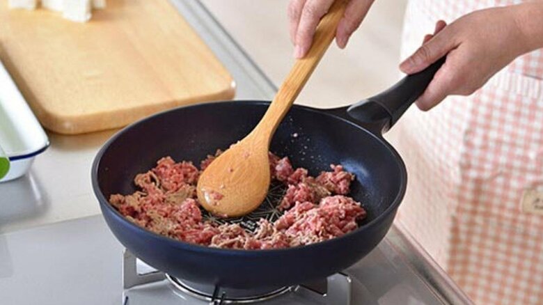 フライパンは加熱で膨張する（提供：和平フレイズ）