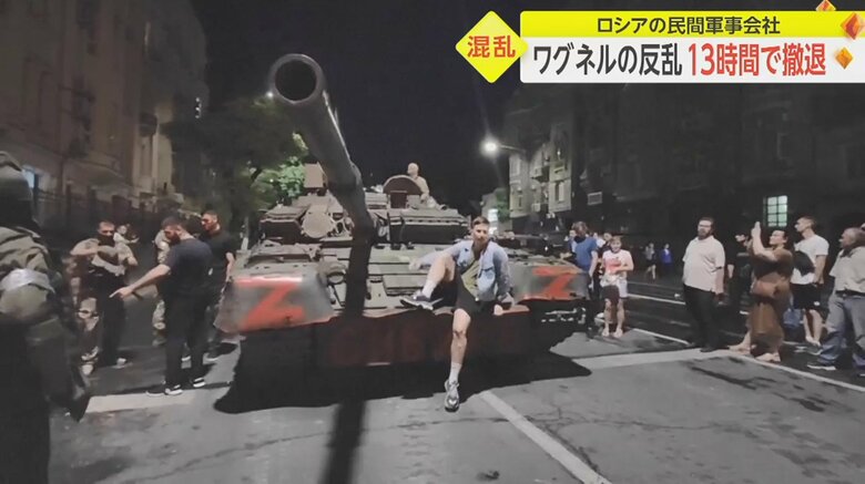 戦車と一緒に写真を撮る市民