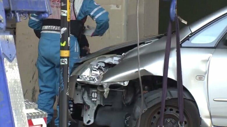 歩道に突っ込んだ車 JR元町駅前