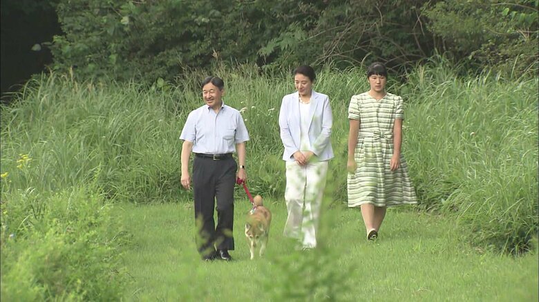 2019年8月　散策される天皇ご一家と愛犬・由莉（栃木・那須御用邸）
