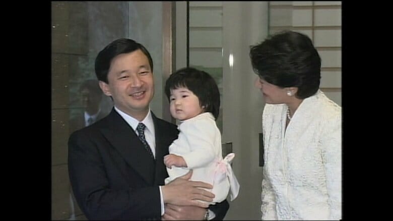 愛子さま1歳の誕生日に皇居に挨拶に向かわれる皇太子ご一家（東宮御所）