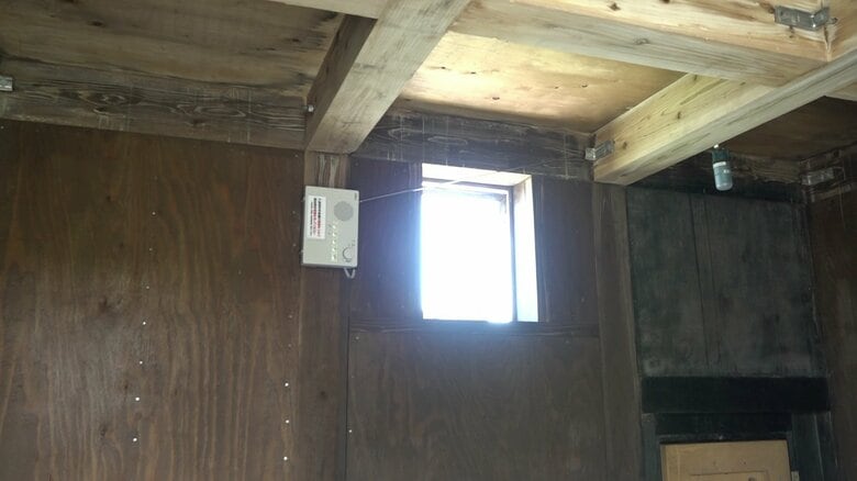 避難小屋の内部