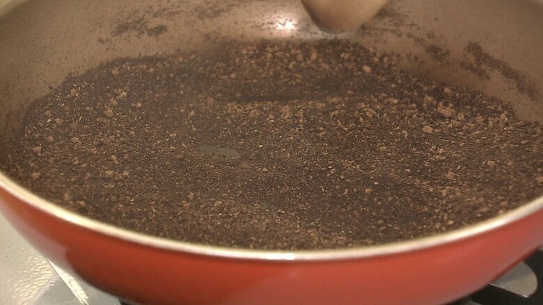 粉にしたものをプライパンで焙煎する