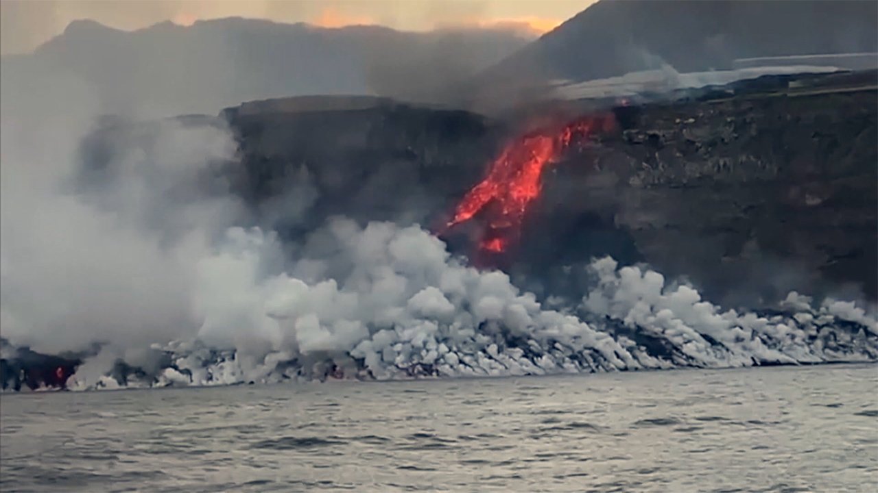 溶岩が海に到達 有毒ガス発生のおそれ 広範囲を封鎖 スペイン カナリア諸島 Fnnプライムオンライン スペイン領カナリア諸島で噴火した火山 の溶 ｄメニューニュース Nttドコモ