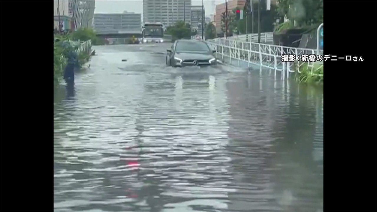 東京都内で局地的に強い雨 道路は冠水 駅構内は水浸し Fnnプライムオンライン アスファルトをたたきつける雨 23日午前9 ｄメニューニュース Nttドコモ