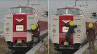 【物議】“撮り鉄”による迷惑行為の瞬間　ラストラン直前の鉄道車両に抱きつく…連結部に足乗せ“いいねポーズ”も