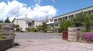 タブレット端末導入で「机が狭い」 中学生が「10センチ拡張するパーツ」を調査　企業にアプローチし、全校生徒に無償提供受ける　共同で授業中の不便さ解消へ「いつものイライラが消えた」