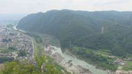 戦国時代にあった城跡に建つ…岐阜・坂祝町の「猿啄城展望台」 標高265mの山から木曽川や町を一望