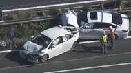 東名高速 朝の通勤時間帯 次々とトラックなど玉突き