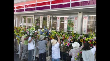 初めて見た他県出身者「盗んでる…」 愛知の伝統文化「開店の祝い花持ち帰り」は絶滅したのか