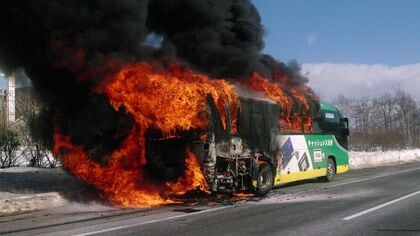 【緊迫の瞬間】『空港連絡バス』が炎上「あつっ」通過する時にも熱が…新千歳空港行きの乗客乗員41人のバスが炎に包まれる＿エンジンルーム付近から出火か“燃料漏れ”の可能性を指摘する声も〈北海道千歳市〉