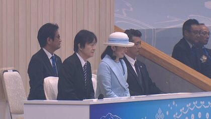 秋篠宮ご夫妻　全国障害者スポーツ大会の開会式　きのうは装いをあわせ激励会に　紀子さまはりんごの「こぎん刺し」のアクセサリー身につけられる