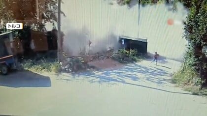 30秒違えば大惨事に…横転トラックがスクールバス待つ子どもの前に　間一髪で難逃れる　トルコ