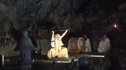 観光客が堪能　高千穂町の天安河原で夜神楽奉納