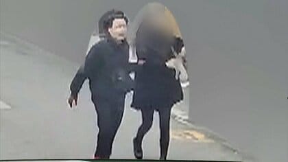 【ピアノ教師殺害】防カメに腕をつかみ小走りに走る容疑者と次女らしき男女の姿…過去に暴行を受けた人物が語る“容疑者”