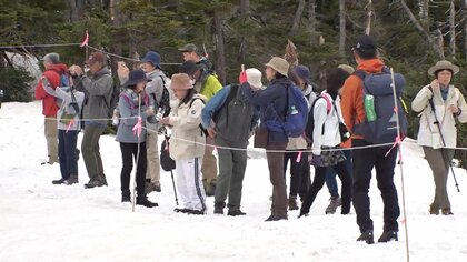 雪解けの時期に現れる絶景「ドラゴンアイ」の“開眼”見ようと登山客押し寄せる　雪が残るツルツルの道に山にサンダルで来る観光客も　日本百名山「八幡平」
