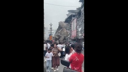 中国・重慶市の崖崩れ、11人死亡50人不明に　岩や土砂で救助活動難航