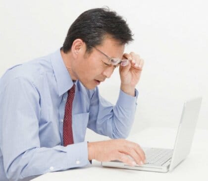 老眼と分かりやすく“老けて見える”仕草 眼鏡をおでこに上げる「デコメガネ」(提供:株式会社ビジョンメガネ)