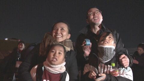 病院前の夜空に大輪の花…“季節外れの打ち上げ花火”に託された数々の想い 闘病中の子供「手術とか頑張れる」