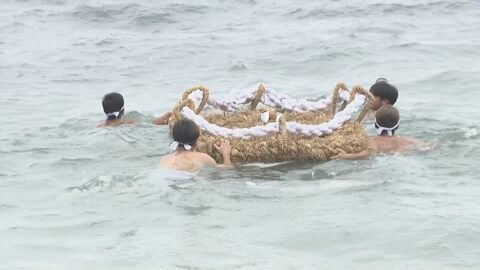 300年以上続く伝統の「わらじ祭り」…100キロ超の巨大わらじを海へ 担い手不足のなか祭りを守る地元男性に密着