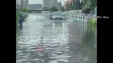 東京都内で局地的に強い雨 道路は冠水 駅構内は水浸し