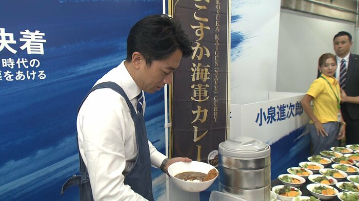 選対のスタッフにカレーを振る舞う小泉氏