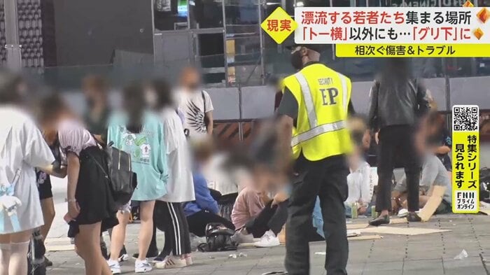 東京・歌舞伎町の広場、通称「トー横」 家庭や学校で居場所を失った若者が集まる