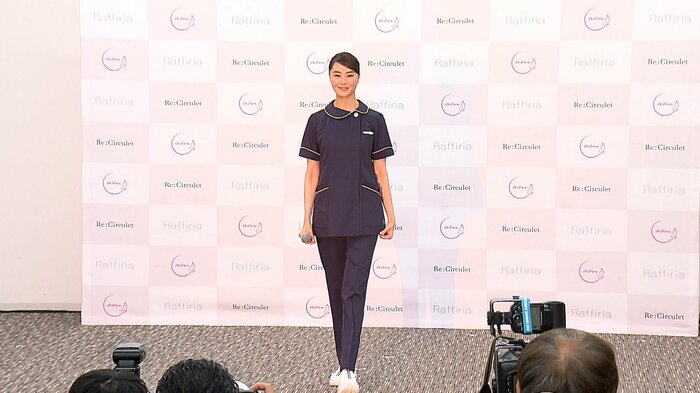 観月ありささん(45)「少しでも笑顔になって、楽しく働いていただきたい」と医療ウェアをプロデュース