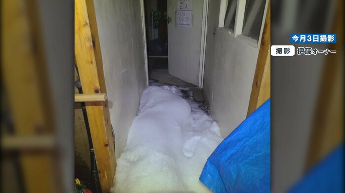 開けっぱなしのドアから室内に雪が吹き込んでいた