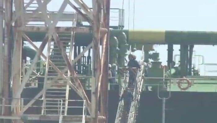 タンカー到着後、補充をおこなう作業員（5月22日）