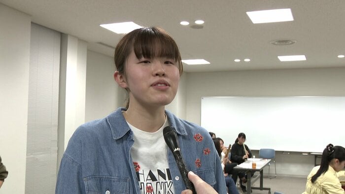 「もっとうまくなれるように頑張りたい」と話す箏担当の木村玲奈さん(2年)