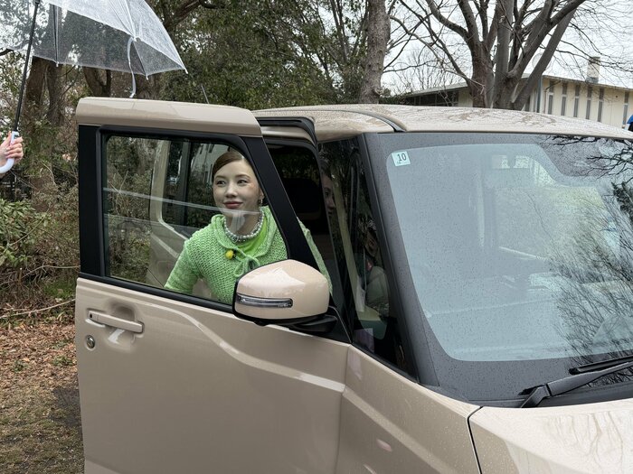 仲里依紗の運転でロケ地へ移動