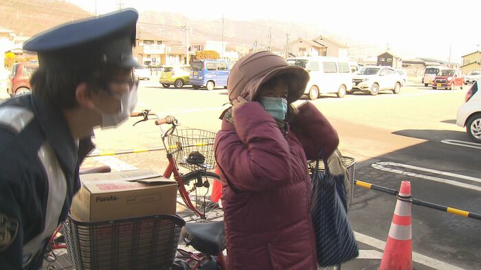 帽子のような形のヘルメットを着用して…(上田市での啓発活動)